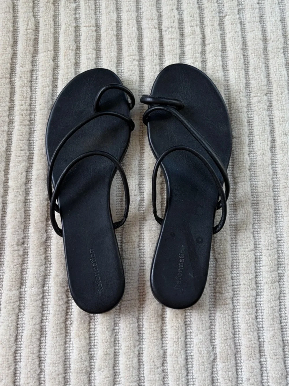 Reformation Ludo Toe Ring Strappy Flat Sandal Black - Size 6 - Picture 3 of 4